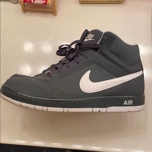 BARELY USED — NIKE AIR PRESTIGE III (size 12)
